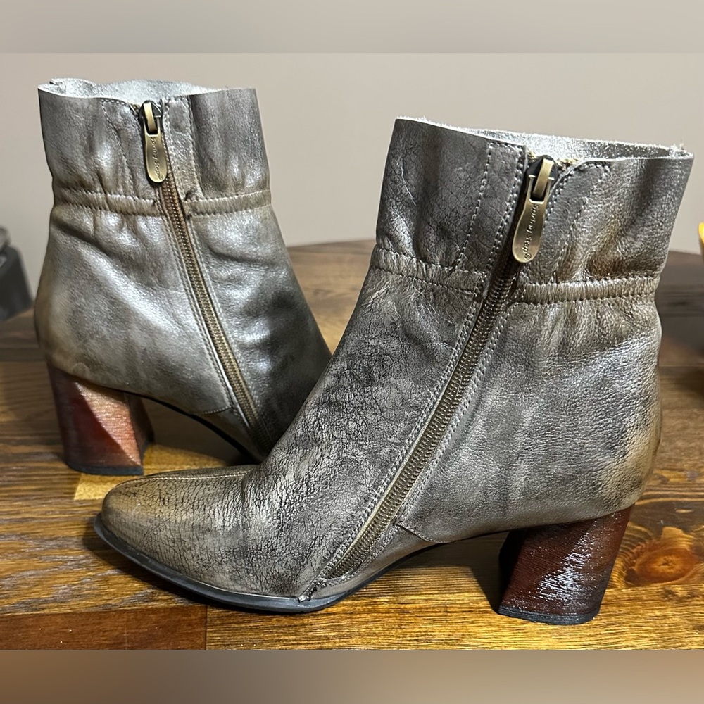 Spring Step L'Artiste Gray and Brown Leather. Like new. Smoke free home